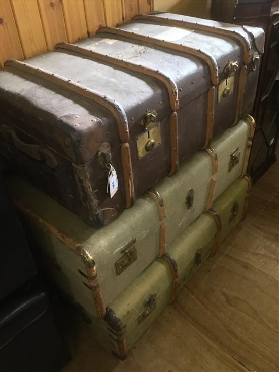 3 travel trunks(-)